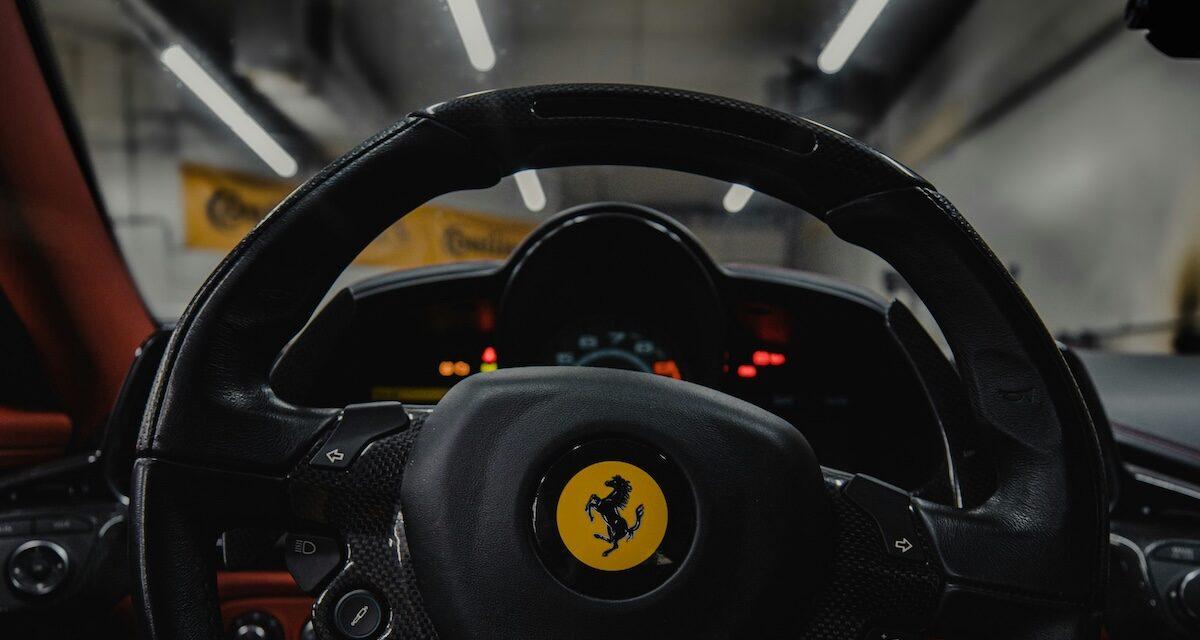 Son charme a trompé le vendeur : elle repart au volant d'une Ferrari flambant neuve à 165 000 ¬ sans payer un centime !