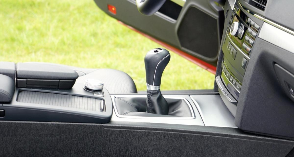 Il se trompe avec la boîte automatique de sa voiture, renverse un piéton et finit sa course dans la cour d'une maison