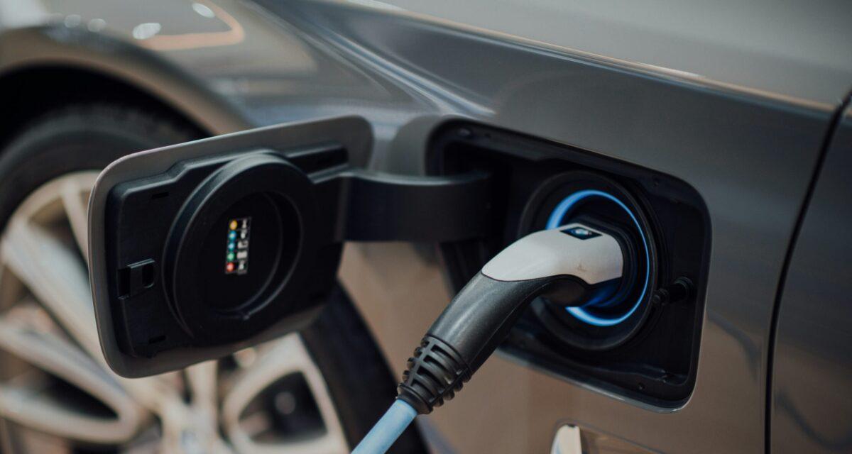 Recharger sa voiture lui a coûté un SMIC : il n'en revient toujours pas