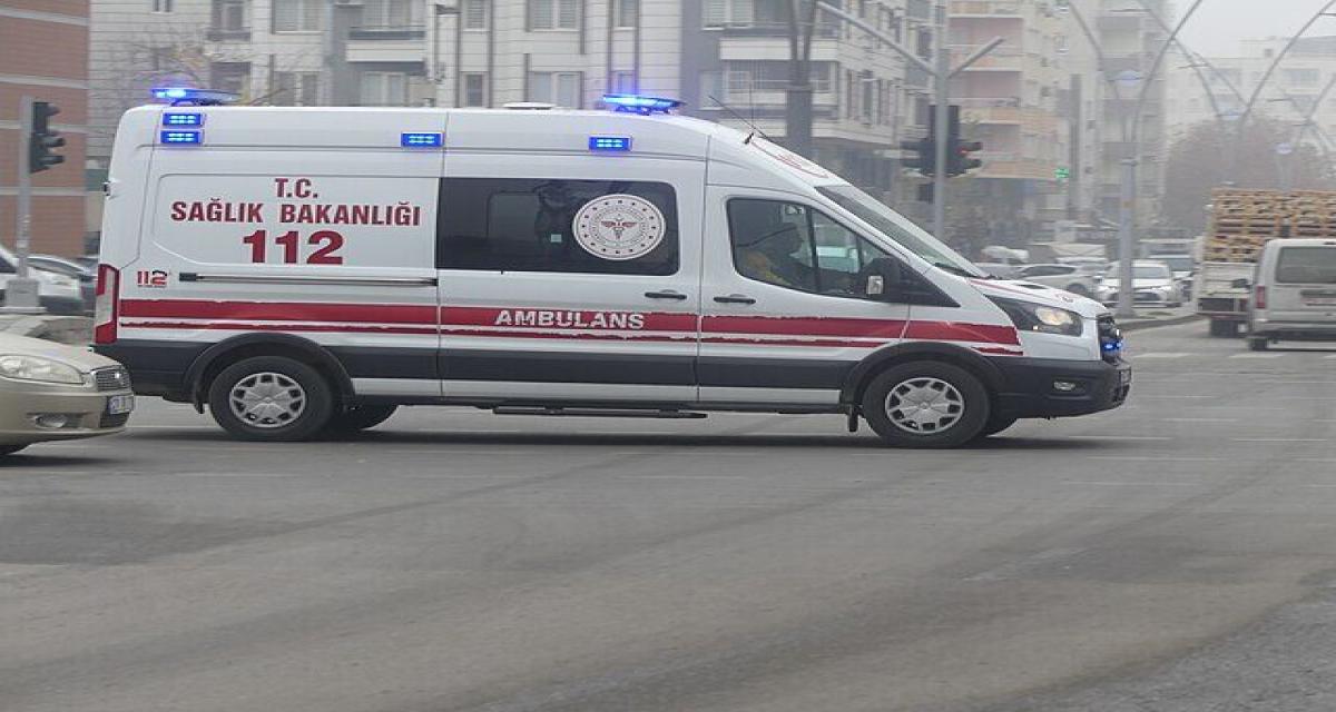 Ivre et drogué, il perd le contrôle de sa voiture et finit à l'hôpital avec ses amis