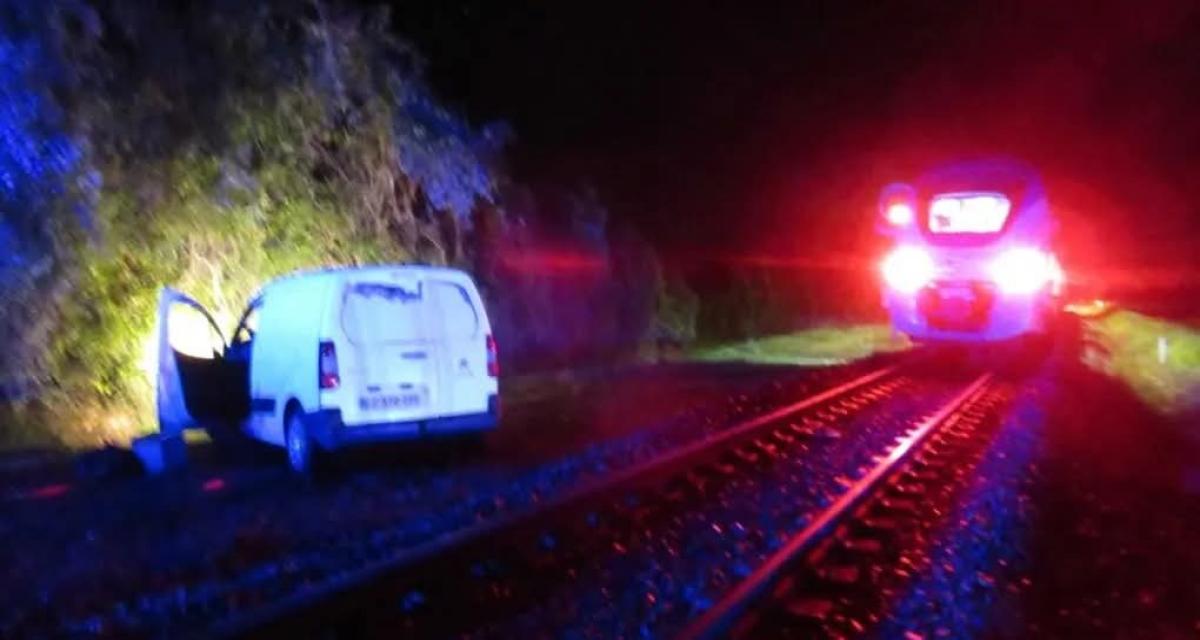 Un TER percute un véhicule bloqué sur les rails : un conducteur frôle la mort à quelques secondes près