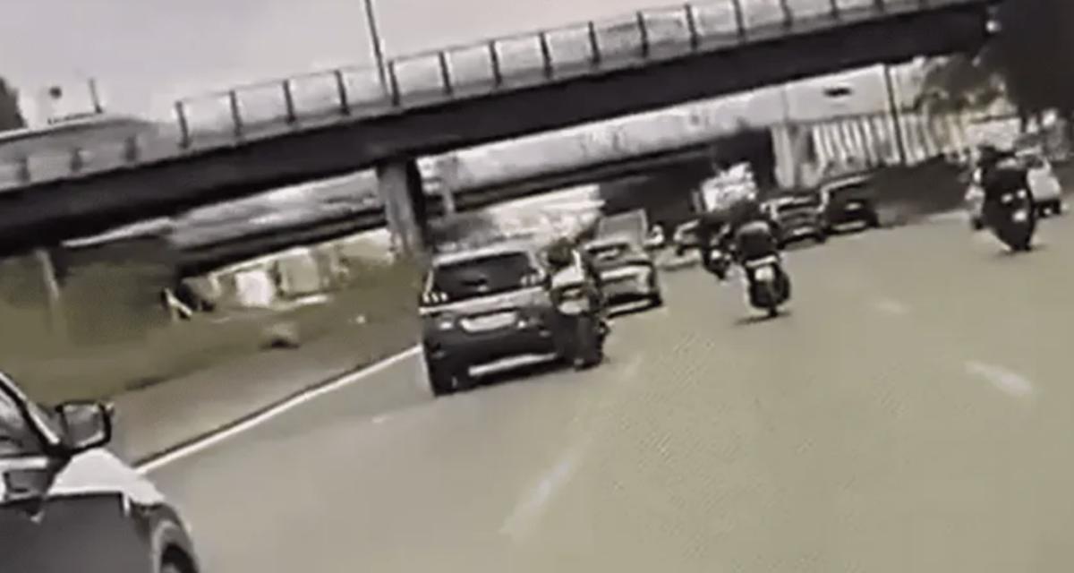 "J'ai failli perdre la vie à cause de l'égo d'un policier" : le motard Hugo raconte son accident à Paris