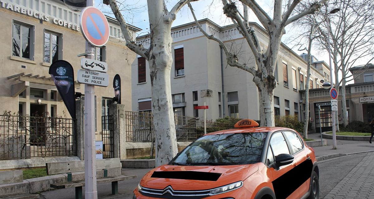 Téléphone à la main, elle conduit une voiture d'auto-école sans permis
