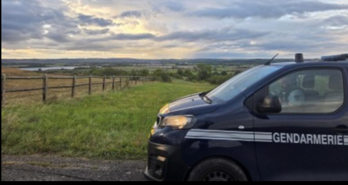 Il grille un stop et se fait interpeller avec un stock impressionnant dans sa voiture