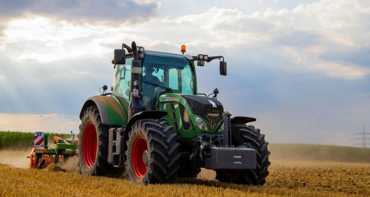 Il chute dans une rivière avec son tracteur, ce que font les témoins est héroïque