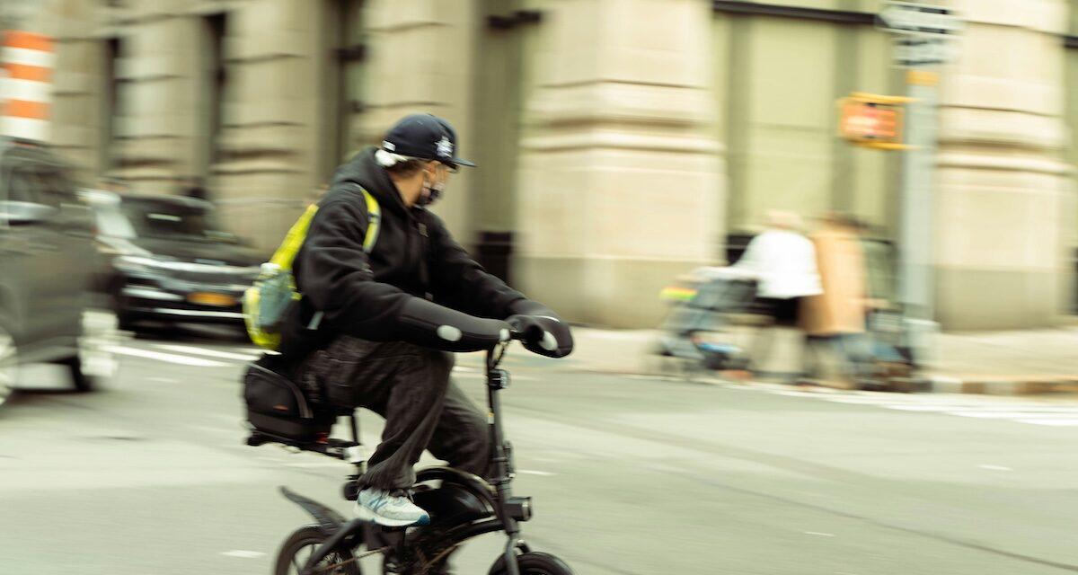 Un refus de priorité dégénère entre un cycliste et un automobiliste : l'agresseur plaide la légitime défense !