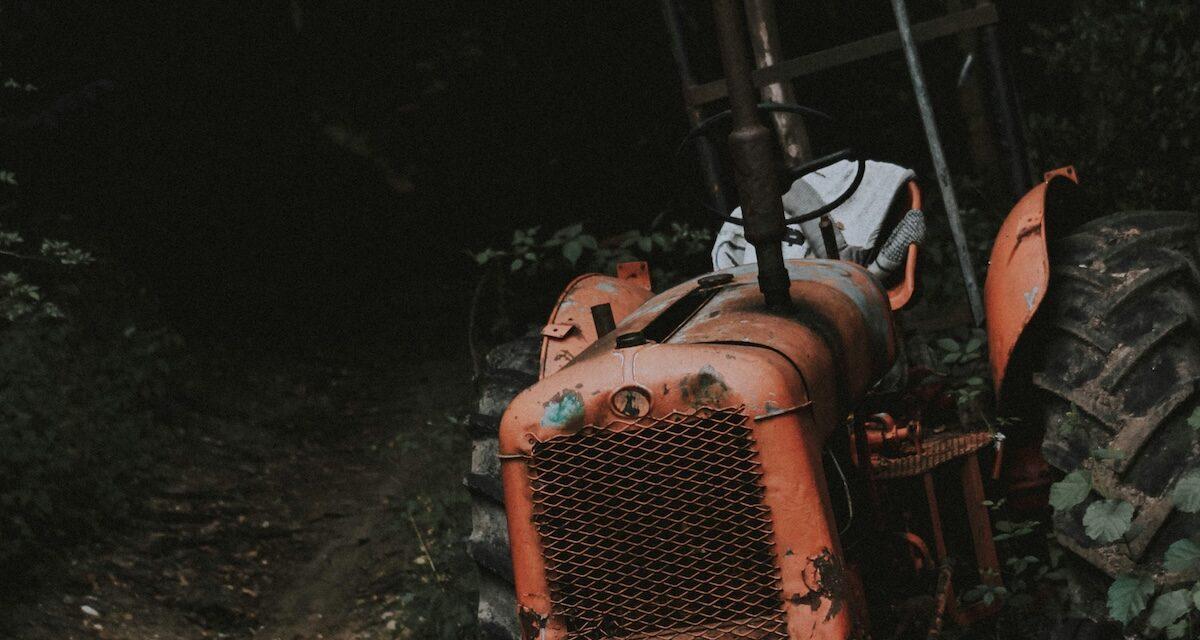 Ils plongent dans la rivière et soulèvent un tracteur d'une tonne pour sauver son proprio coincé sous l'eau : un père et son fils refusent d'être appelés des héros