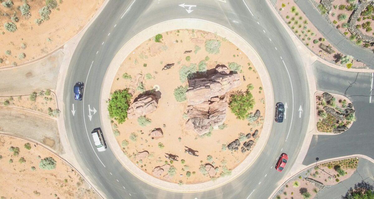 Vidéo - Ce nouveau rond-point, très particulier, fait perdre tout repère aux automobilistes : confusion totale sur la route