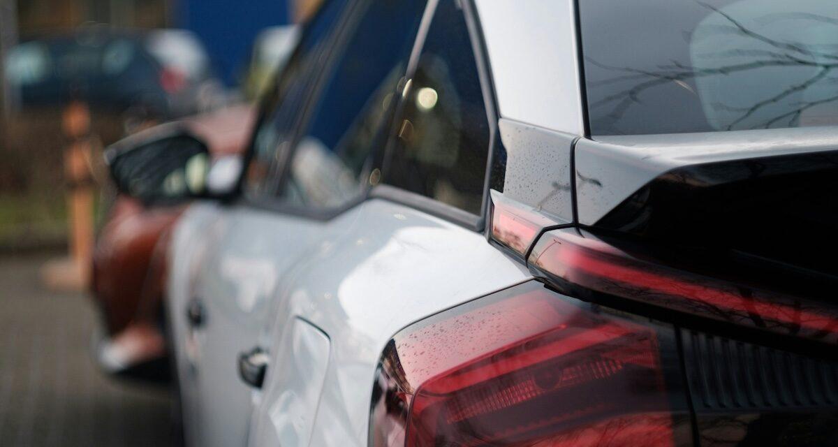 Il laisse gentiment sortir une voiture... son geste de courtoisie tourne au cauchemar