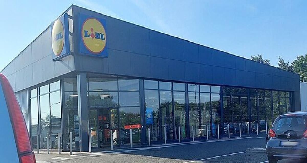 Elle voulait s'entraîner à conduire sur un parking... elle finit dans la vitrine du supermarché Lidl avec son jeune permis !