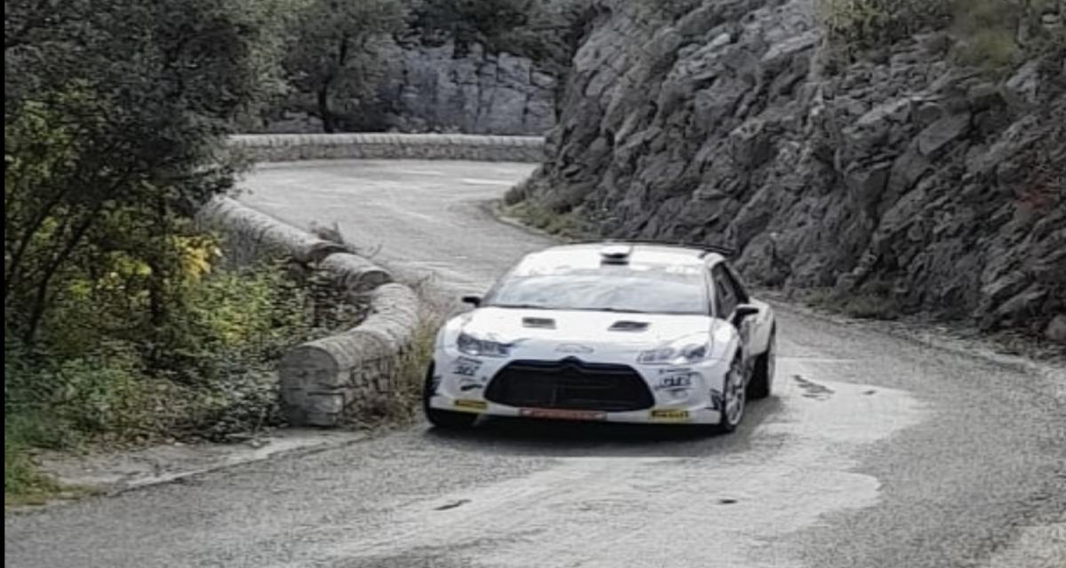 Après un choc à plus de 150 km/h contre un arbre, l'automobiliste s'en sort miraculeusement