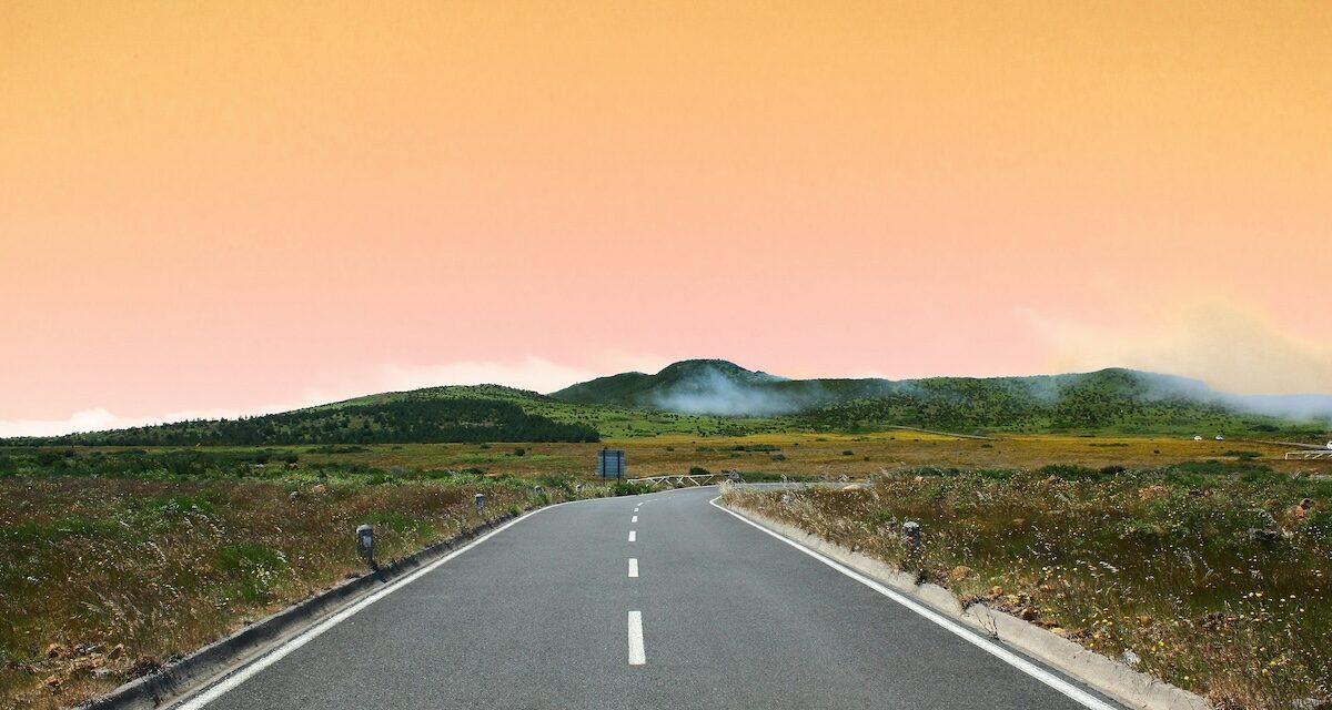 Un jeune conducteur s'endort au volant, sa voiture finit dans le fossé : il revient la récupérer au petit matin, comme si de rien n'était !