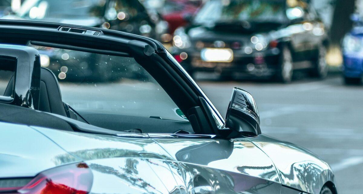 Au volant de sa belle BMW Z4, un jeune chauffard double la vitesse autorisée et finit à pied