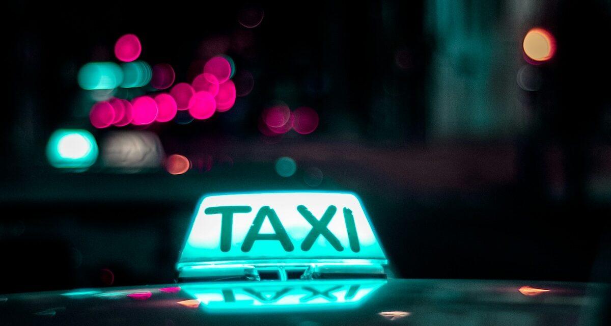 Un mini-scandale diplomatique : une querelle sur le prix d'une course à travers les Alpes entre un ministre britannique et un chauffeur de taxi français !