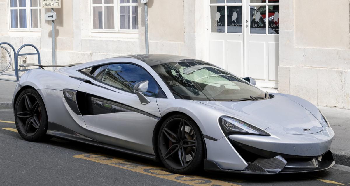 Il vole une Mclaren dans un concessionnaire de luxe mais défonce le portail paniqué