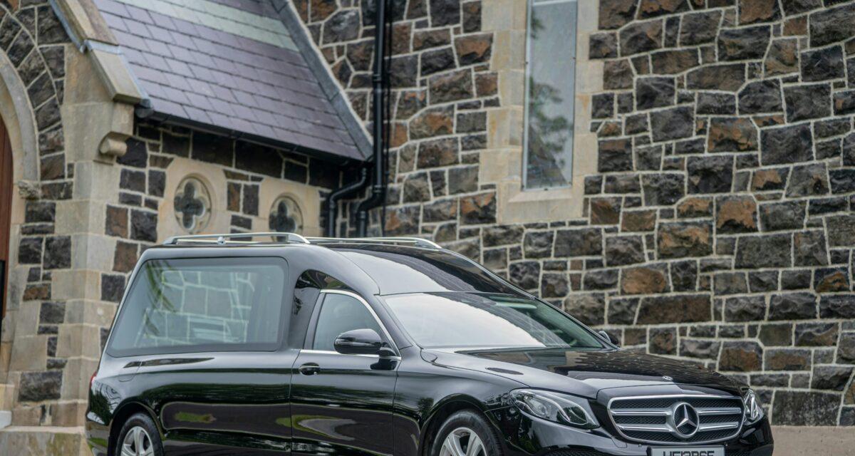 Les gendarmes arrêtent un corbillard lancé à pleine vitesse : la suite dépasse l'entendement