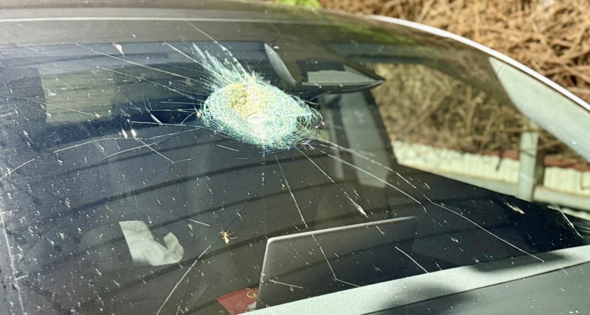 Une Tesla frappée par une météorite ? Un mystère tout entier à résoudre
