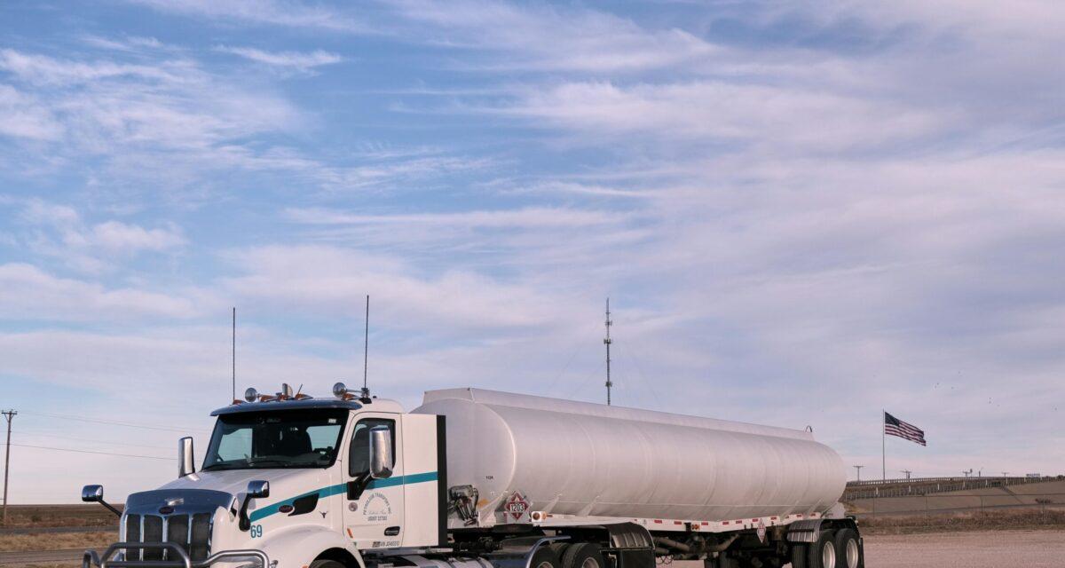 Ils siphonnent l'essence d'un camion pendant que le chauffeur dort : la police surgit et les embarque