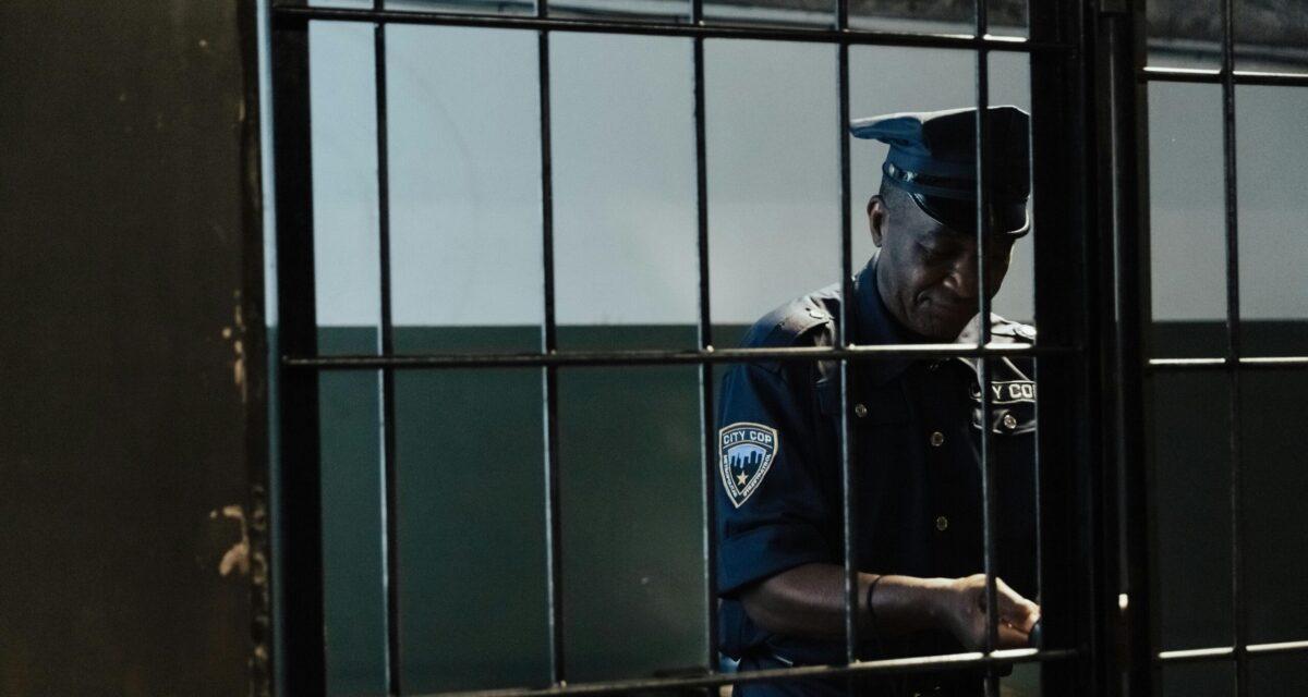 Totalement ivre, il dégrade deux voitures... et découvre les faits en cellule