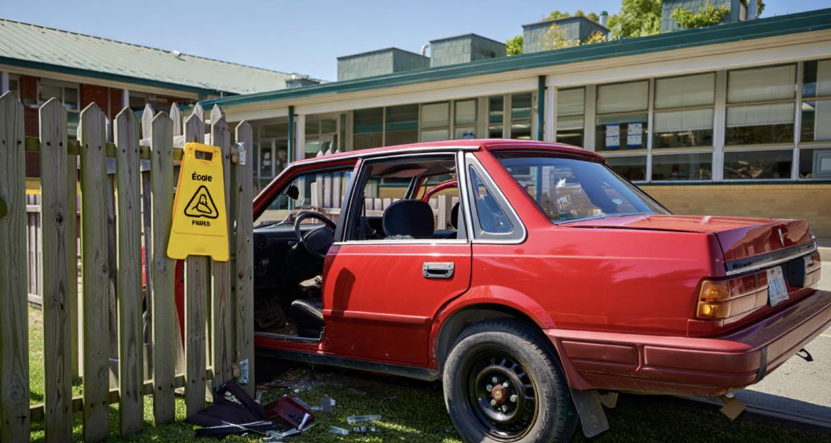 Elle oublie le frein à main, sa voiture finit dans la clôture d'une école