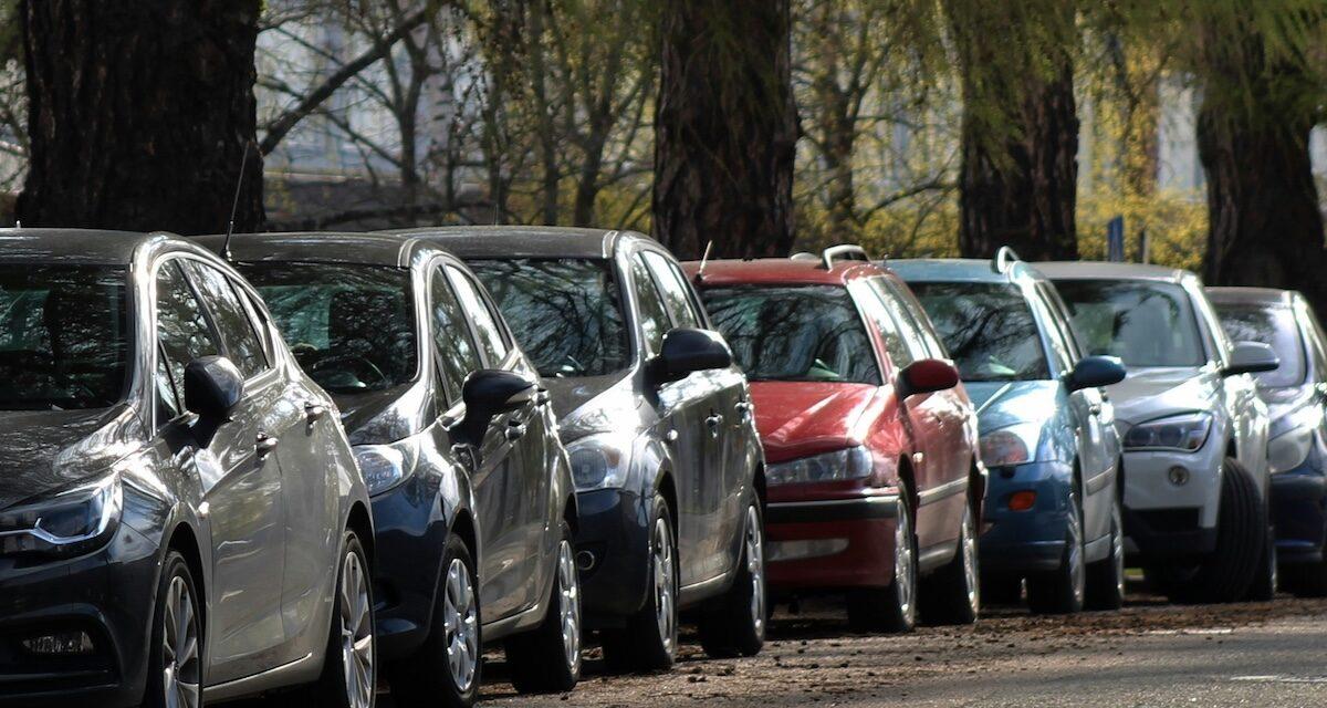 Il possède 99 voitures et les laisse toutes sur la voie publique : direction la fourrière