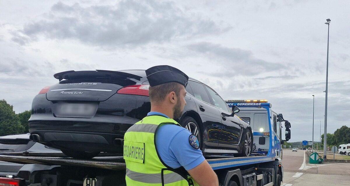 Une Porsche Panamera Turbo interceptée à 253 km/h : l'excès de vitesse spectaculaire se solde par la découverte d'un criminel en fuite
