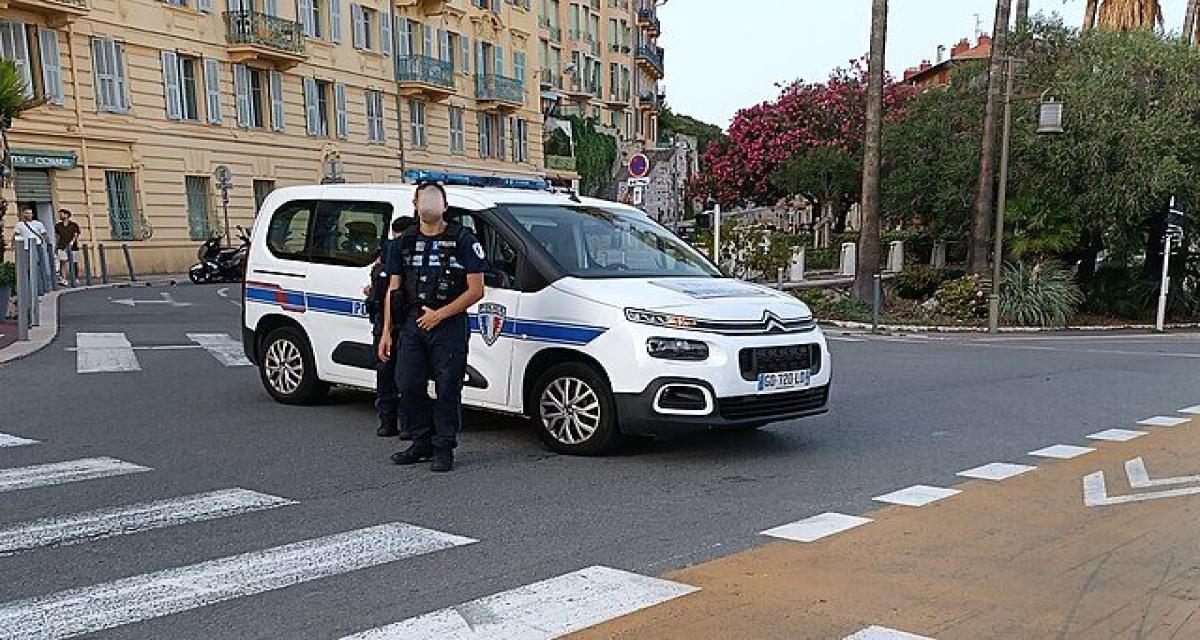 Il percute une maison, abandonne la voiture et tente de rentrer à pied... mais la police l'attendait déjà
