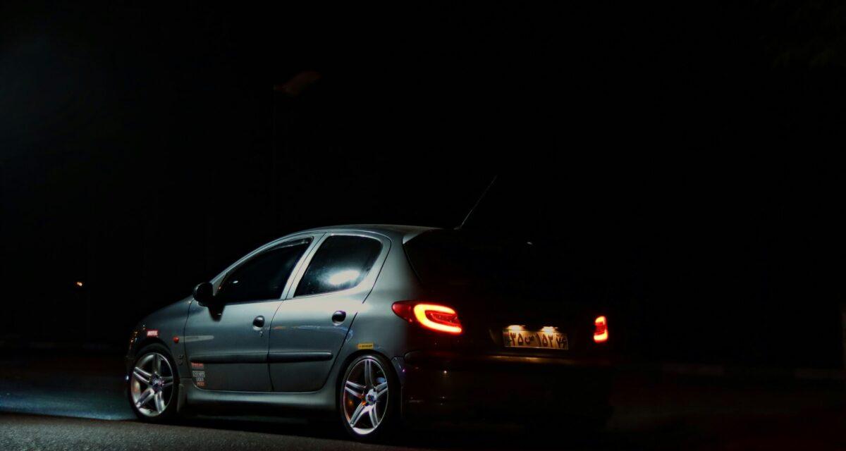 Une automobiliste perd le contrôle, chute dans un ravin... et est sauvée par un simple panneau !