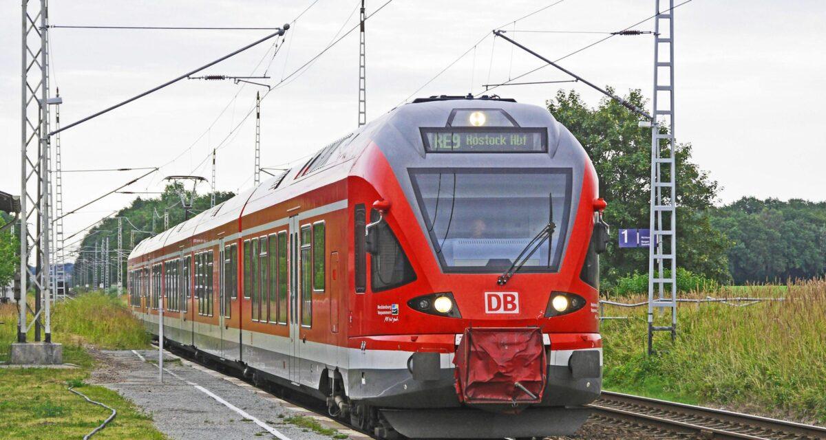 VIDÉO : Un train pulvérise un poids lourd bloqué sur les rails... le chauffeur miraculé !