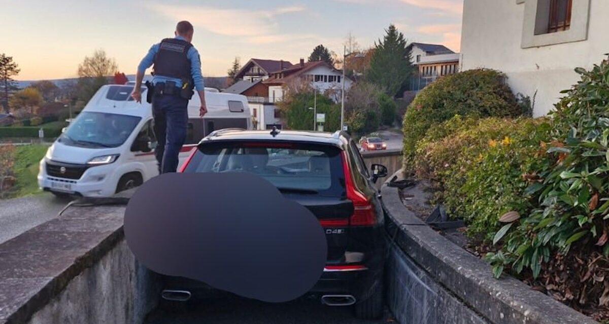 Quand la confiance dépasse la largeur du passage : il tente un passage serré et bloque sa voiture entre deux murets