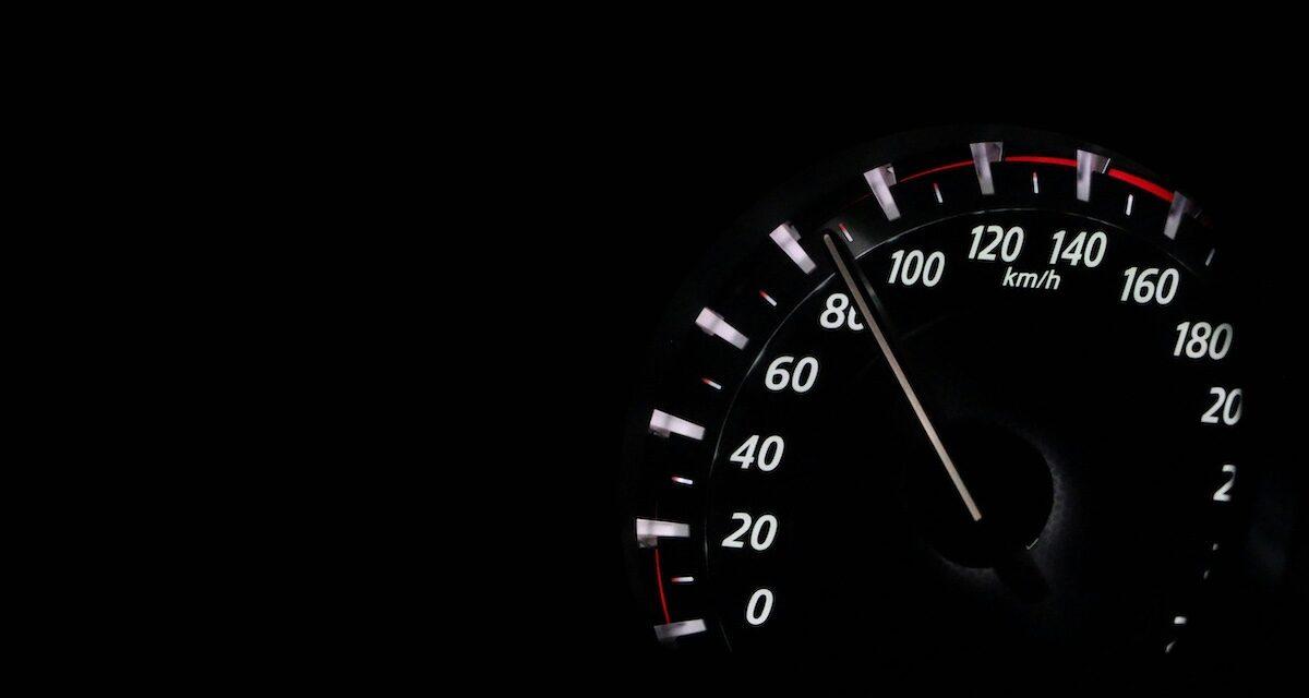 Une voiture de courtoisie désossée en pleine nuit : un célèbre animateur français dénonce les énormes coups subis par la voiture de sa belle-mère.