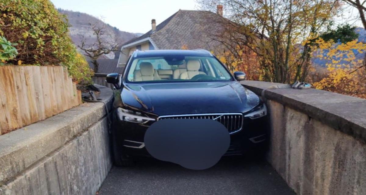 Un conducteur surestime son talent et se retrouve coincé entre deux murs