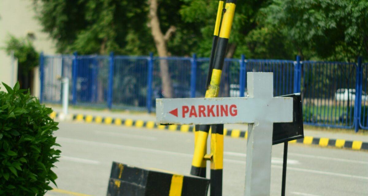 Incident insolite : une barrière automatique se faufile à l'intérieur de la voiture et piège une automobiliste derrière son volant ! (vidéo)