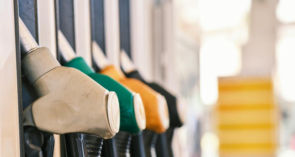 Vidéo - Il allume une cigarette dans une station et jette l'allumette dans la vapeur d'essence : l'explosion d'un camion-citerne évitée in extremis