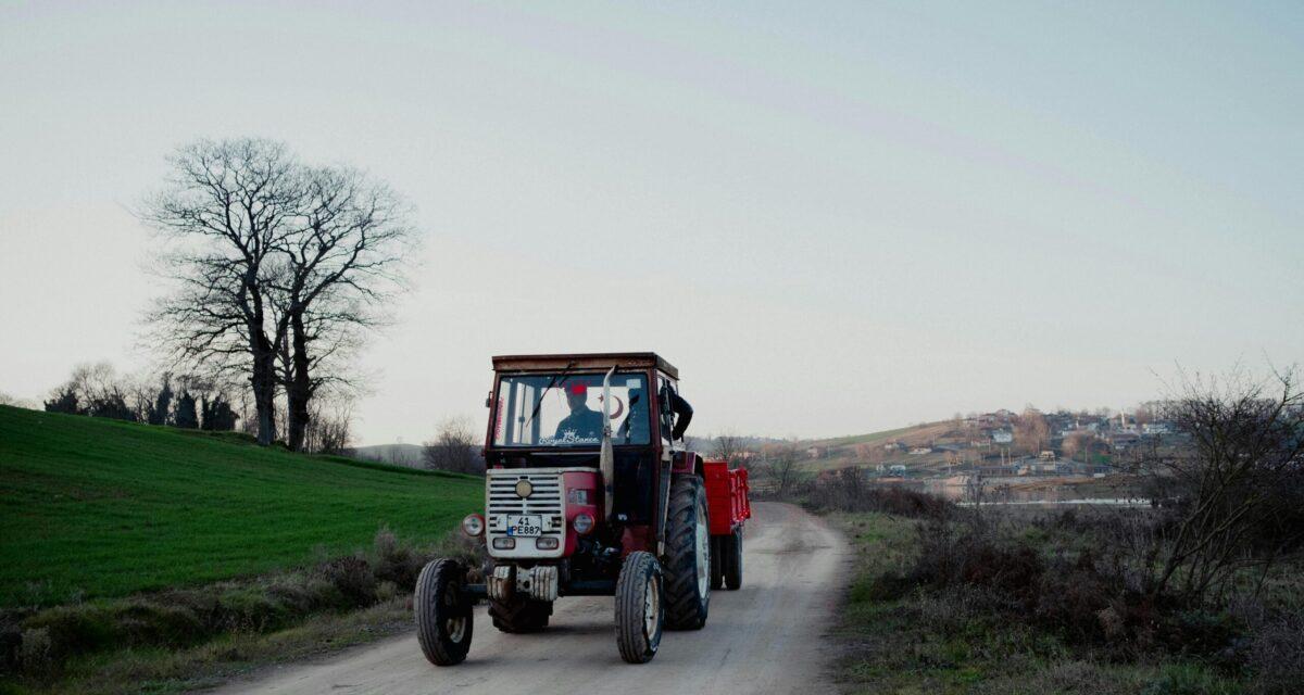 Complètement ivre, il tente de sortir sa voiture de la boue avec deux tracteurs volés !