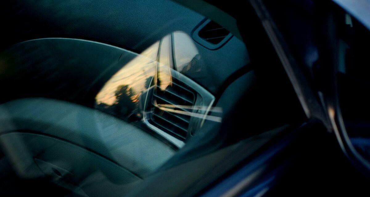 Trop ivre pour rentrer chez elle, elle repose sa tête sur le volant et s'endort... au beau milieu d'un tunnel !