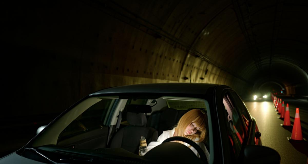 Ivre, une conductrice s'endort au volant et bloque un tunnel