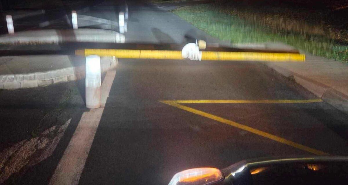 Une mystérieuse poutre métallique bloque totalement la route et affole les automobilistes