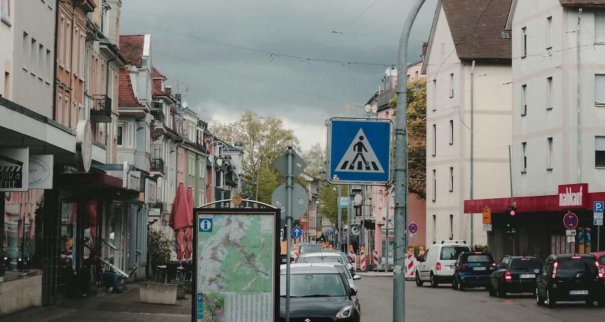 Incognito, elle prend le volant d'une voiture laissée moteur tournant, affirme l'avoir « empruntée »... et se retrouve devant la justice