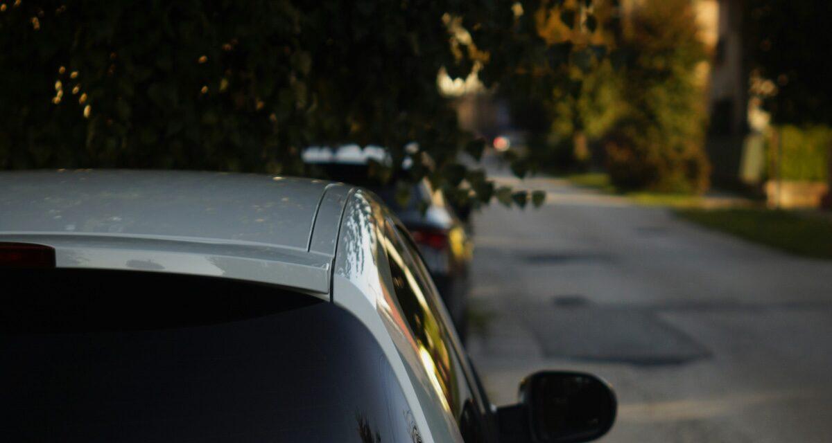 Incroyable mais vrai : il n'y a littéralement que du carton dans le toit de cette voiture très vendue en France (vidéo)
