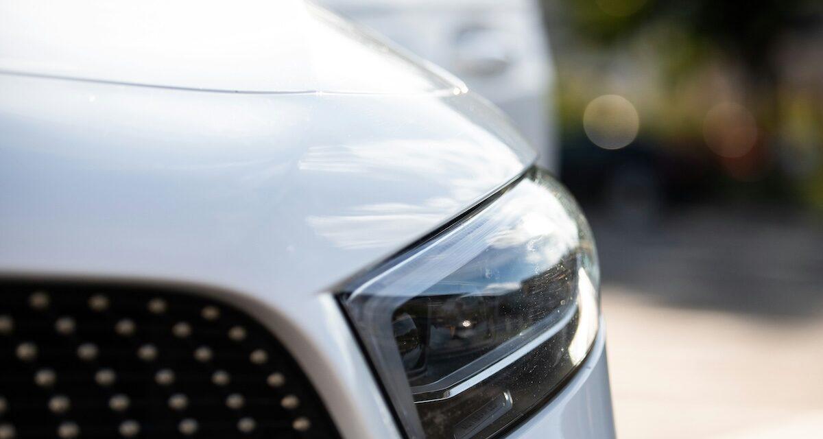 Il perd le contrôle de sa Mercedes : la voiture s'envole et finit dans un bureau de la RATP, scène surréaliste en pleine nuit