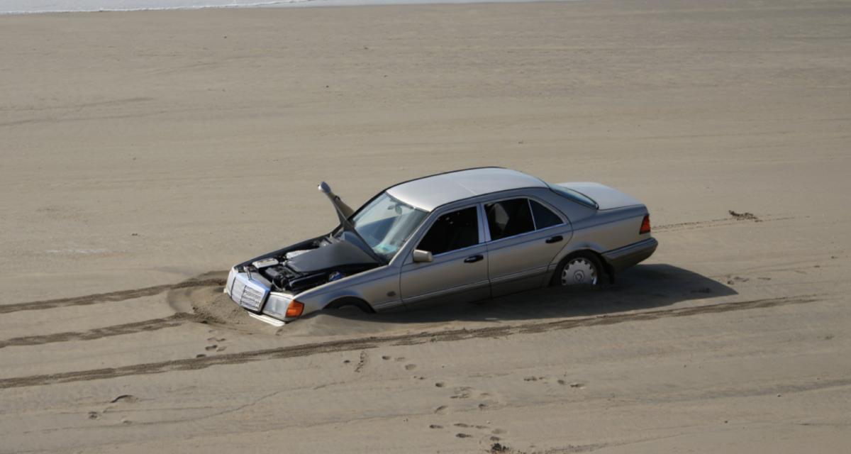 Il roule sur une plage interdite, réalise une vidéo et finit coincé dans le sable avant de prendre l'eau