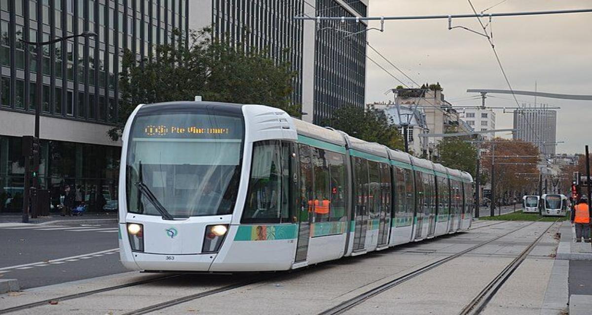 Glissade fatale sur des feuilles mortes : le tramway déraille et percute un bus