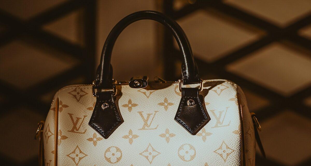Elle oublie un sac Louis Vuitton rempli de 8 000 dollars sur une aire d'autoroute française : l'histoire totalement improbable d'une pèlerine américaine