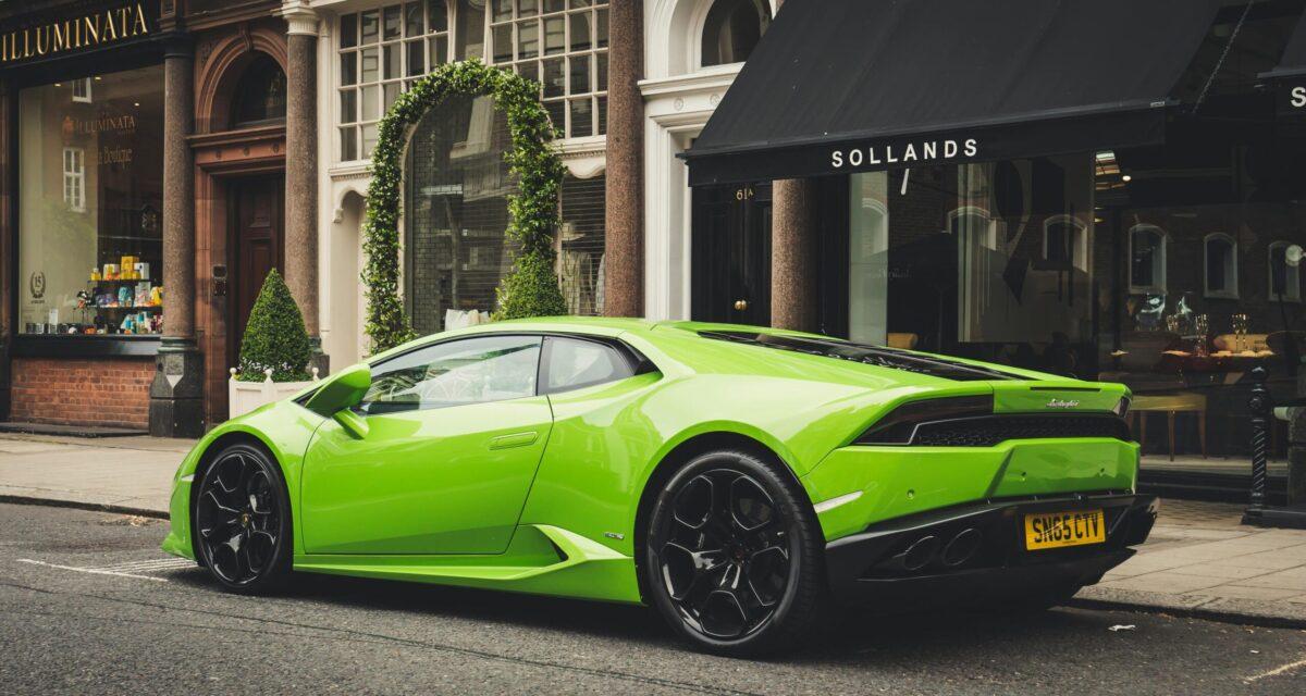 Il veut arrêter le vacarme : un élu municipal s'introduit by force dans une Lamborghini des mariés