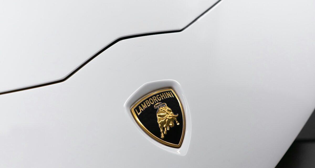 Le mariage a été perturbé : un conseiller municipal s'invite dans l'habitacle de la Lamborghini des mariés pour couper le bruit de son moteur !