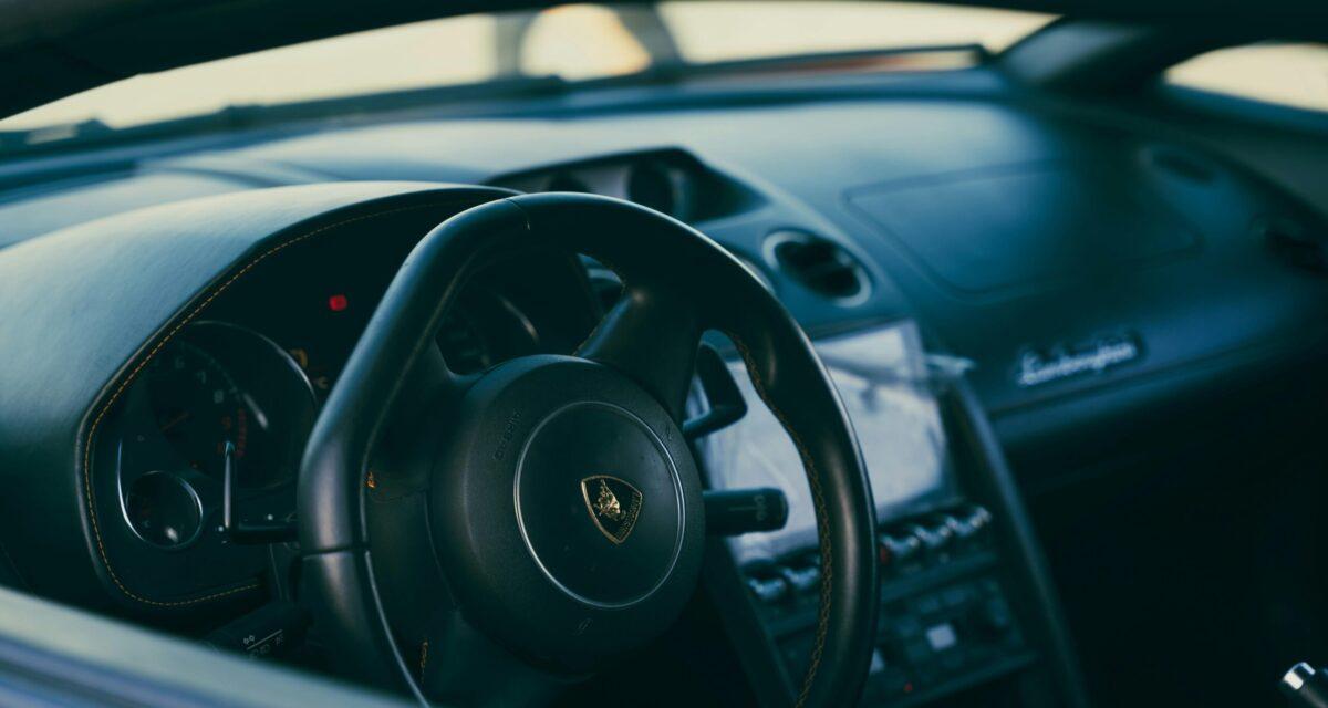 Il se fait passer pour un joueur NBA... et Lamborghini lui remet les clés d'un Urus SE flambant neuf !