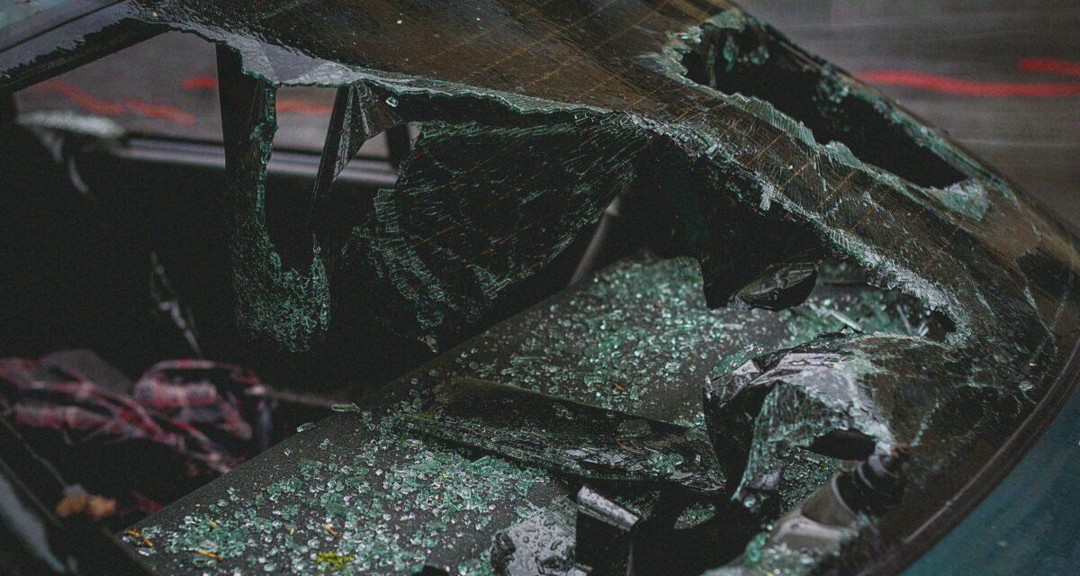 Une voiture électrique perd le contrôle à grande vitesse et termine couchée sur le côté après avoir percuté un arbre