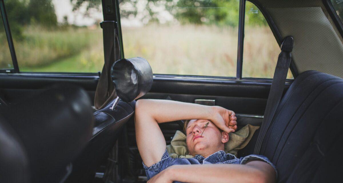 Il vole une voiture pour voir ses enfants... mais finit endormi au volant après plusieurs litres d'alcool