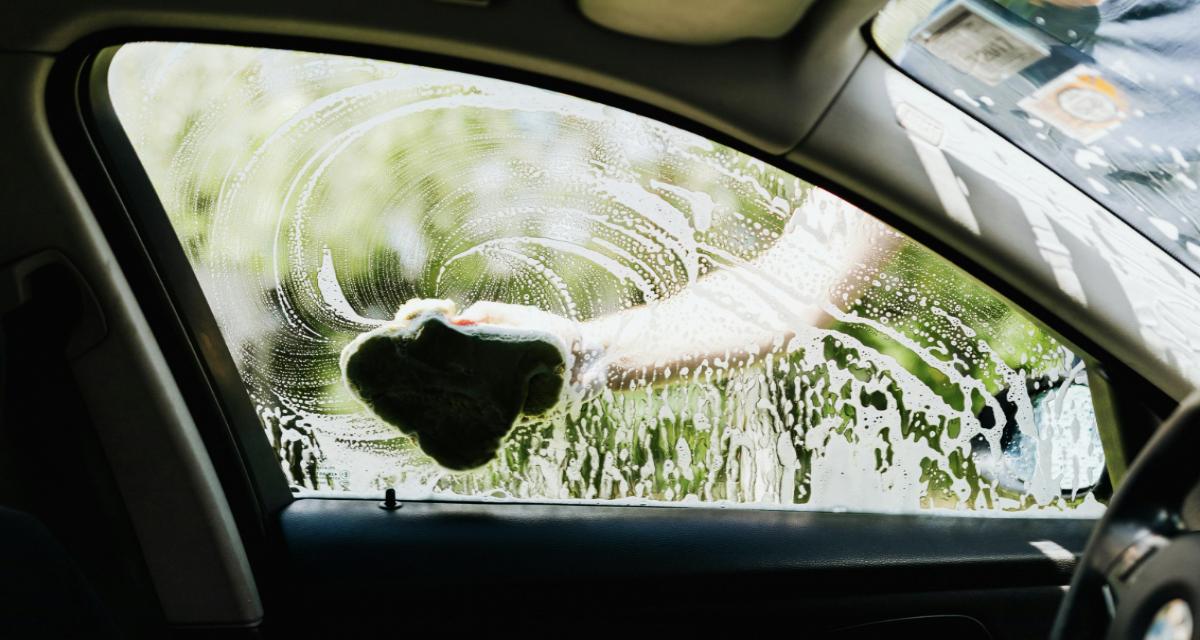 Cette astuce pour laver vos vitres de voiture peut vous changer la vie